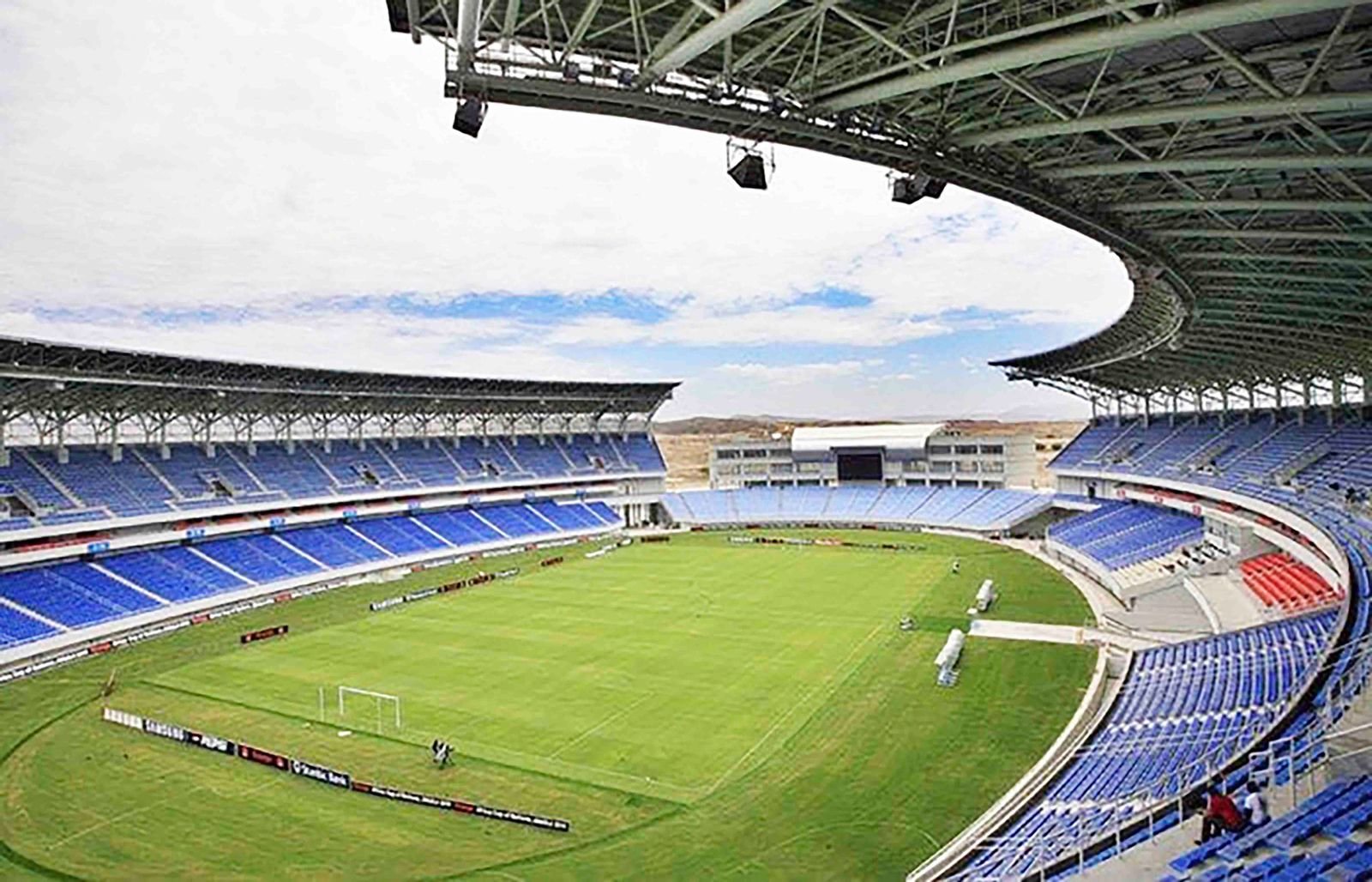 É NOTÍCIA Estádio da Tundavala preparado para inspecção da CAF Bola