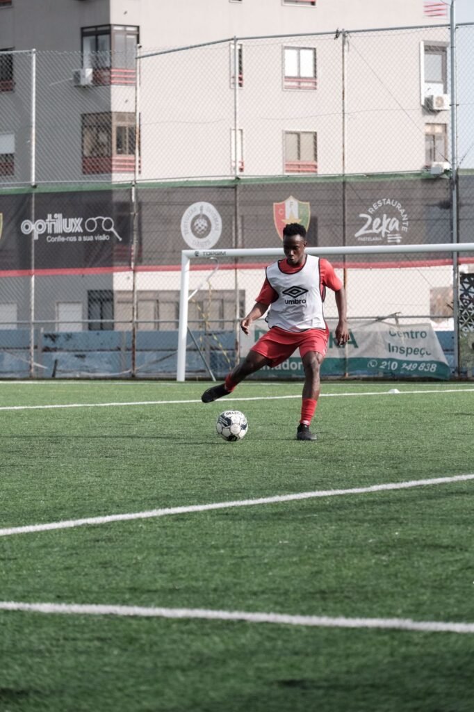 É NOTÍCIA: Sérgio Vieira chama médio angolano Sola à equipa principal do Estrela da Amadora